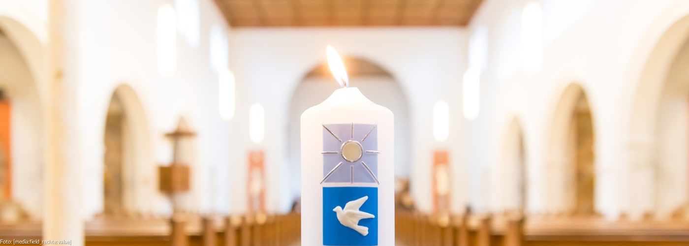 Taufkerze in Kirche